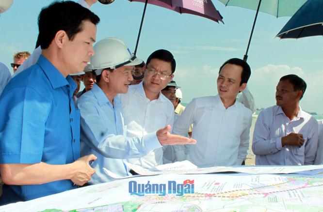 Chủ tịch UBND tỉnh Trần Ngọc Căng (thứ 2 từ trái qua) giới thiệu địa điểm cho Tập đoàn FLC đến đầu tư.