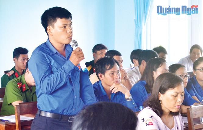 Đoàn viên thanh niên huyện Lý Sơn nêu ý kiến tại buổi đối thoại với Bí thư Huyện ủy.    
