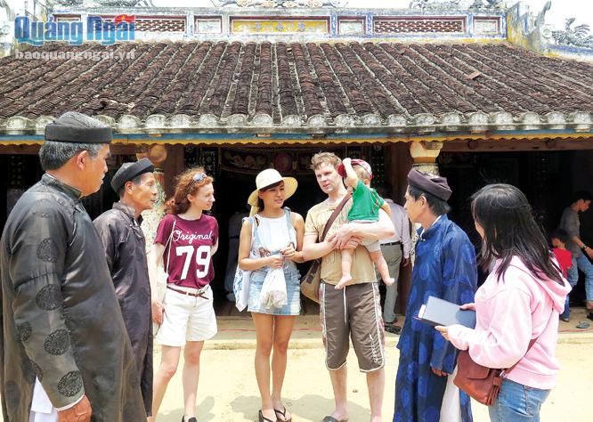  Người dân huyện Lý Sơn giới thiệu với du khách nước ngoài về Lễ Khao lề thế lính Hoàng Sa.