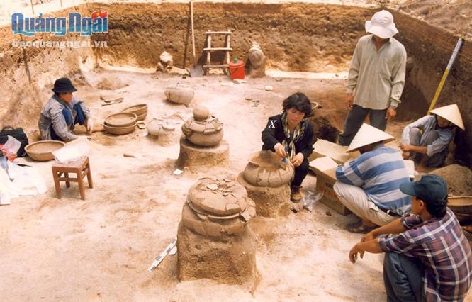 TS Phạm Thị Ninh (x) tại hiện trường khai quật di tích Suối Chỉnh