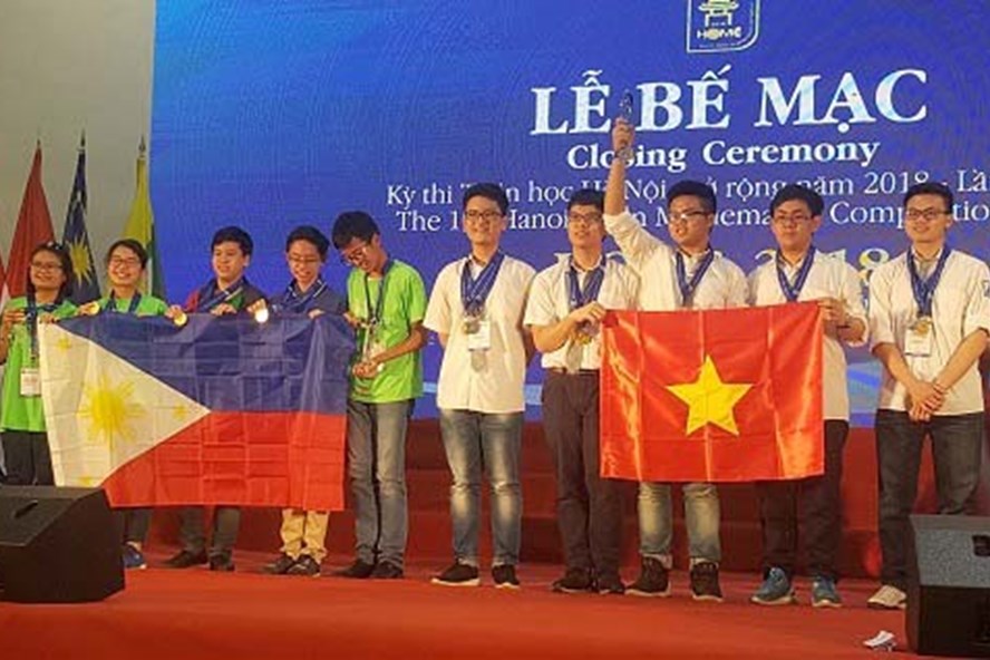  Phó Chủ tịch UBND TP.Hà Nội Ngô Văn Quý trao giải đồng đội cho các đội tuyển tại kỳ thi HOMC lần thứ 15, năm 2018. Ảnh: Trung Anh