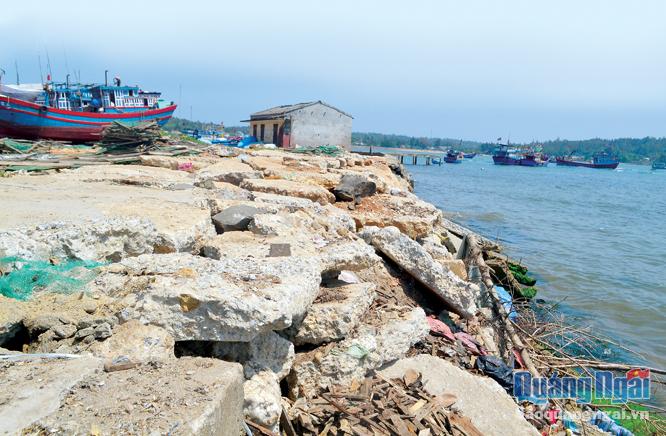 Kè chắn sóng bằng bê tông do người dân thôn An Vĩnh (Tịnh Kỳ) tự làm để ngăn biển xâm thực, bị sóng biển đánh tan hoang trong đợt mưa bão cuối năm 2017.  