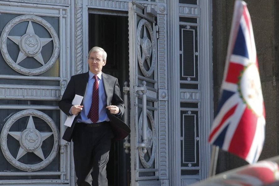 Đại sứ Anh tại Nga Laurie Bristow rời tòa nhà Bộ Ngoại giao Nga ở Mátxcơva hôm 30.3. Ảnh: Reuters.