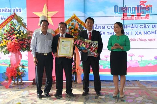 Đại diện lãnh đạo Hội BVTN&MT tỉnh trao Bằng công nhận Cây di sản cho UBND xã Nghĩa Dũng.