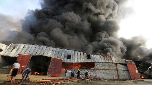  Cháy lớn tại kho lương thực và đồ cứu trợ của Liên Hiệp Quốc tại Yemen - Ảnh: REUTERS