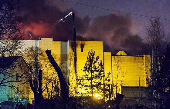 Hiện trường vụ cháy trung tâm thương mại ở Nga hôm 25-3-2018, làm ít nhất 64 người thiệt mạng, trong đó chủ yếu là trẻ em. Ảnh: TASS