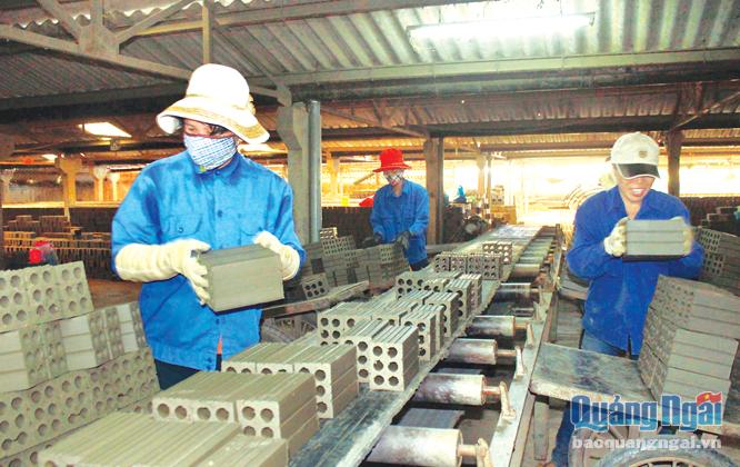 Doanh nghiệp vừa và nhỏ cần được hỗ trợ để phát triển nâng cao năng lực cạnh tranh. Trong ảnh:  Hoạt động sản xuất tại Nhà máy gạch Tuynel Bình Nguyên, Cụm công nghiệp Bình Nguyên, huyện Bình Sơn.
