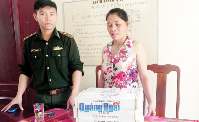 Trung úy Nguyễn Tấn Vũ làm việc với đối tượng buôn bán thuốc lá lậu.