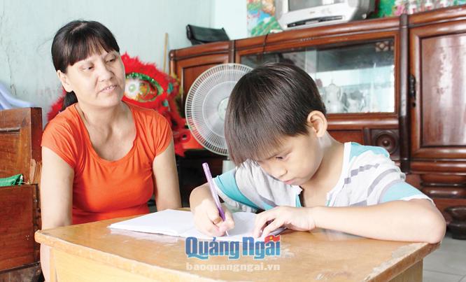 Sau khi được phẫu thuật, em Trần Hữu Quân ở tổ 10, phường Trần Hưng Đạo (TP.Quảng Ngãi) sống vui khỏe cùng với gia đình.