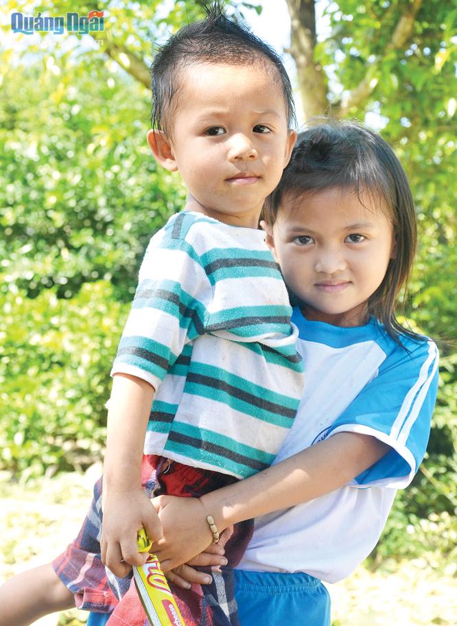 Bé Nguyễn Thị Thủy Tiên (6 tuổi, con gái của chị Dung) và em trai.  