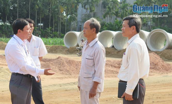 Lãnh đạo phường Lê Hồng Phong, TP.Quảng Ngãi gặp gỡ người dân bị thu hồi đất.