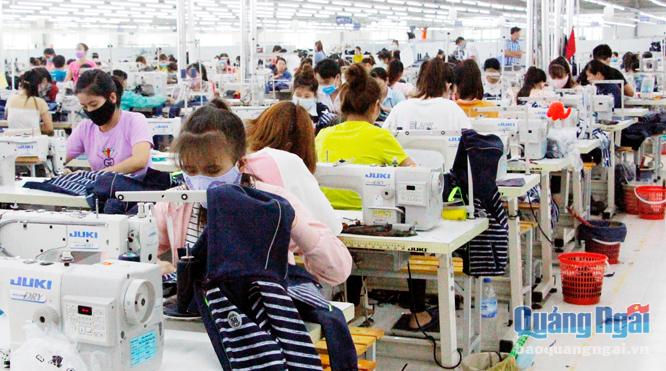  Hiệp định Thương mại tự do Việt Nam-EU có hiệu lực sẽ mở ra cơ hội xuất khẩu cho hàng dệt may. Trong ảnh: Công nhân Công ty May xuất khẩu Vinatex trong ca sản xuất.