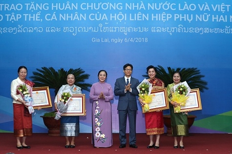 Phó Thủ tướng Vũ Đức Đam trao Huân chương hữu nghị cho một số cá nhân của Hội Liên hiệp phụ nữ Lào - Ảnh: VGP/Đình Nam