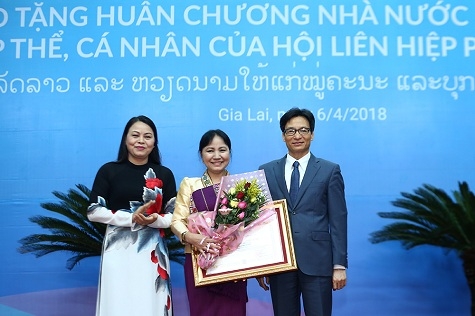 Phó Thủ tướng Vũ Đức Đam trao tặng Huân chương Độc lập hạng Nhì cho Chủ tịch Hội Liên hiệp Phụ nữ Lào Inlavanh Keobounphanh - Ảnh: VGP/Đình Nam