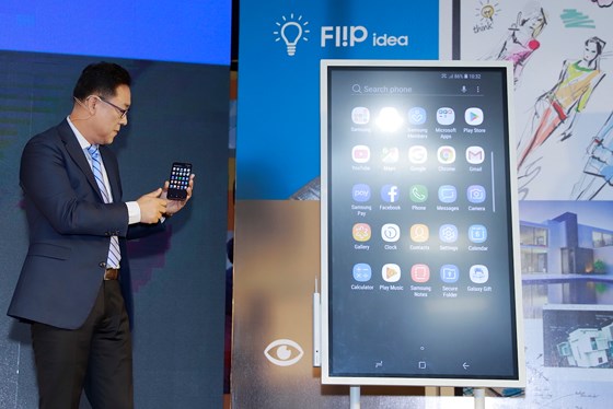 Ông Kim Cheol Gi  Tổng Giám đốc Công ty Điện tử Samsung Vina giới thiệu Samsung Flip WM55H