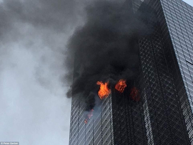 Lửa và khói đen xuất hiện ở tầng 50 của tòa tháp Trump.