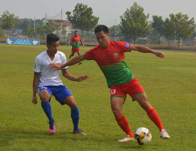  Bình Phước (áo đỏ xanh) vượt qua XM Fico Tây Ninh ngay trên sân khách.