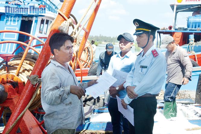 Vì thiếu lao động nên từ sau Tết đến nay, thuyền trưởng Lê Văn Vương (bìa trái) mới làm thủ tục ra khơi chuyến biển đầu tiên, nhưng vẫn không đủ số lượng.