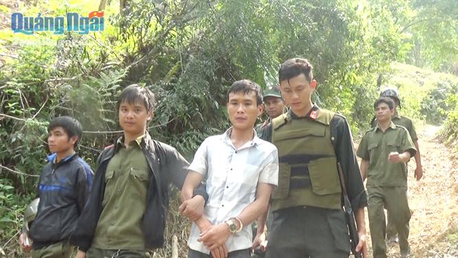  Công an huyện Sơn Hà dẫn giải đối tượng Đậu Văn Nhật, 31 tuổi, ở tỉnh Hà Tĩnh (tham gia vụ dùng súng bắn chết người tại Kon Tum) sau nhiều giờ lẩn trốn trên núi.