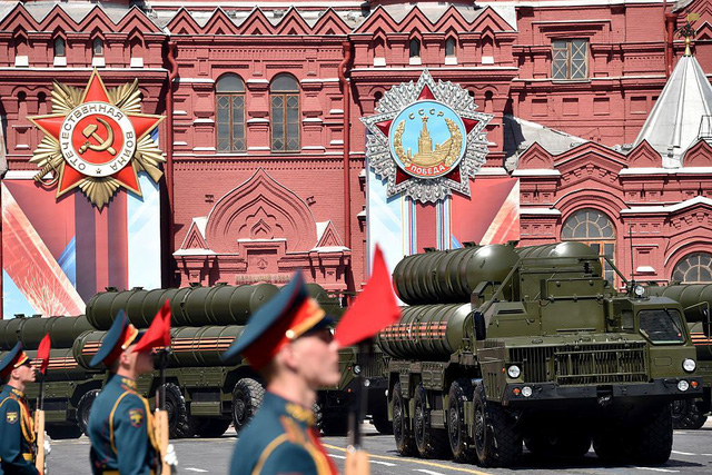 Dàn tên lửa S-400 trong lần diễu binh ở thủ đô Matxcơva ngày 9-5-2016 - Ảnh: AFP