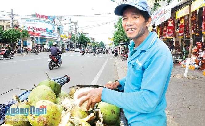 Ông Thành gắn bó với nghề bán dừa hơn 15 năm qua để nuôi con ăn học.