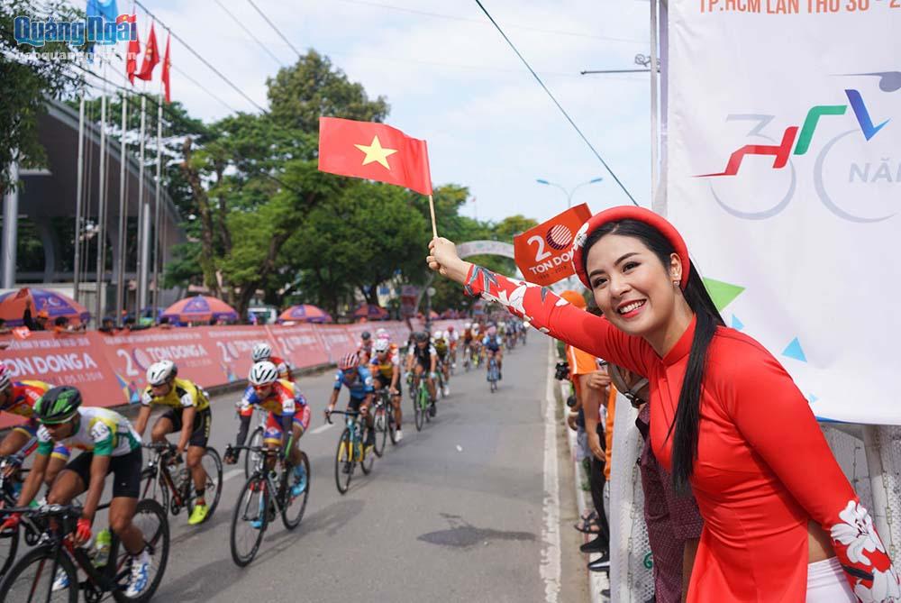 Hoa hậu Ngọc Hân tham gia cổ vũ các đoàn đua