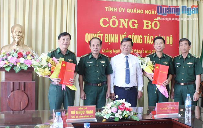 Ủy viên Ban Thường vụ, Trưởng Ban Tổ chức Tỉnh ủy Nguyễn Chín trao quyết định cho đại tá Trương Quang Đảng.