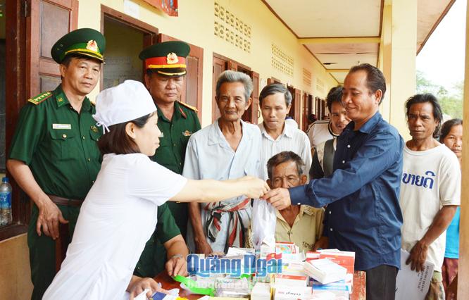 Bác sĩ quân y của Bộ CHQS tỉnh khám bệnh, cấp thuốc cho người dân Lào.