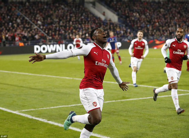  Welbeck ăn mừng bàn thắng quan trọng cho Arsenal