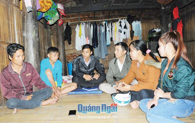 Các thầy cô giáo trò chuyện với phụ huynh, động viên em Đinh Văn Trinh đi học trở lại.
