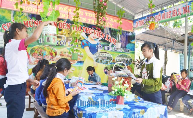 Thư viện xanh ở Trường THCS Trà Thủy thu hút học sinh đến đọc sách sau mỗi giờ giải lao.