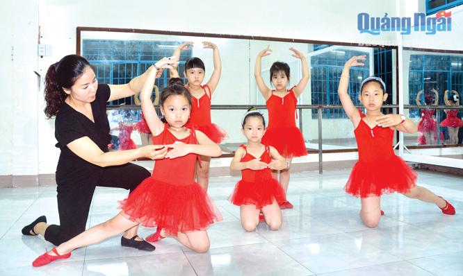  Biên đạo múa Kim Chung hướng dẫn các cháu ở Trung tâm hoạt động Thanh thiếu nhi tỉnh tập luyện tiết mục múa.