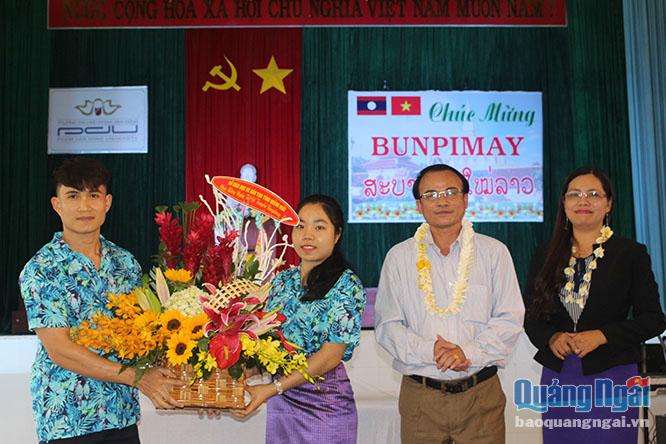 Lãnh đạo tỉnh tặng hoa chúc Tết đại diện sinh viên Lào.