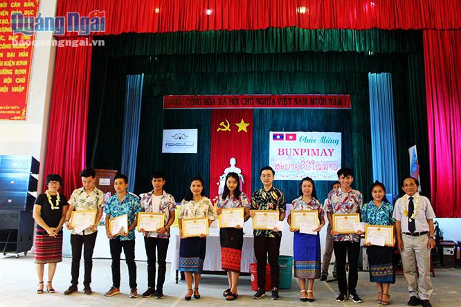 Nhân dịp này, Đoàn trường Đại học Hà Tĩnh đã tuyên dương, trao giấy khen cho 18 lưu học sinh Lào có nhiều đóng góp trong việc hỗ trợ giảng dạy tiếng Việt cho các bạn mới sang và tham gia các hoạt động tình nguyện tại trường.