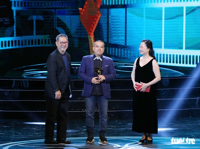  Đạo diễn Nguyễn Hữu Tuấn và diễn viên Như Quỳnh trao giải Đạo diễn phim truyện điện ảnh xuất sắc cho Lê Thanh Sơn, phim "Em chưa 18" - Ảnh: VIỆT DŨNG