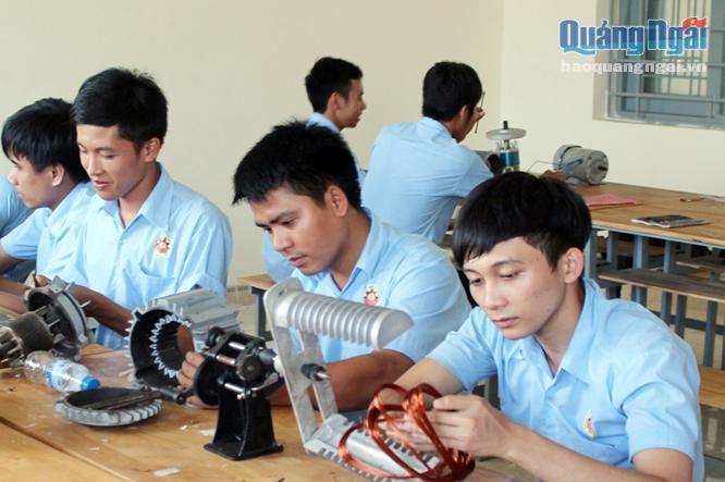  Học viên Trường Cao đẳng Việt Nam- Hàn Quốc- Quảng Ngãi trong giờ thực hành.