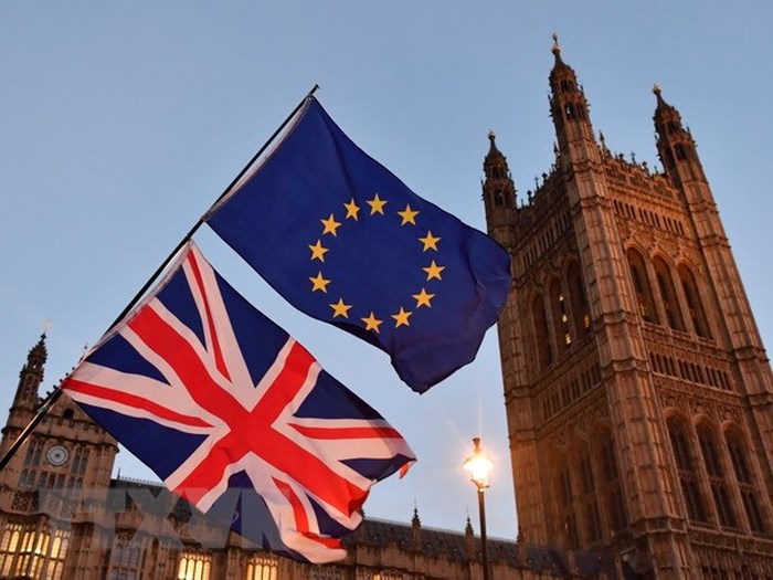 Cờ Anh (phía dưới) và cờ EU (phía trên) bên ngoài tòa nhà Quốc hội Anh ở London ngày 11-12-2017. (Nguồn: AFP/TTXVN)