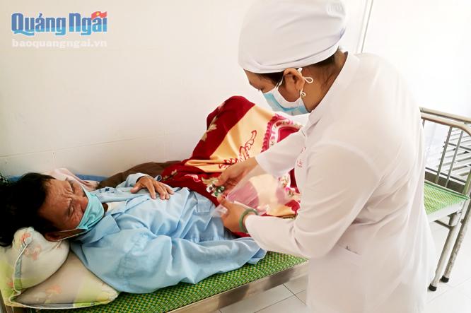 Nhân viên điều dưỡng Bệnh viện Lao và Bệnh phổi tỉnh hướng dẫn bệnh nhân dùng thuốc điều trị lao.