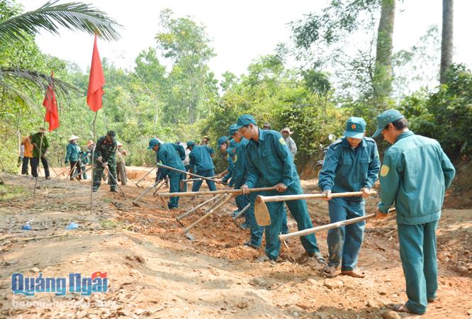 Lực lượng dân quân tự vệ huyện Sơn Hà tham gia làm đường giao thông nông thôn.