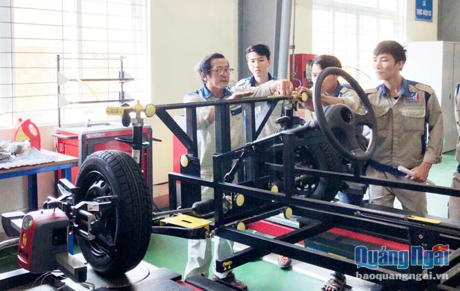 Sinh viên Trường Cao đẳng Kỹ nghệ Dung Quất thực hành công nghệ lắp ráp ô tô.