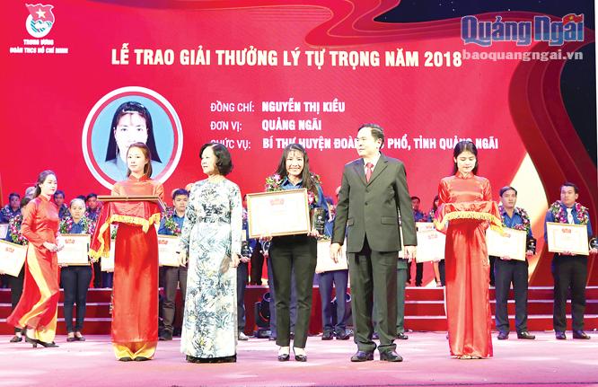 Bí thư Huyện đoàn Đức Phổ Nguyễn Thị Kiều nhận Giải thưởng Lý Tự Trọng.