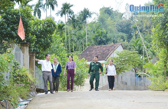  Tổ công tác phụ trách xã Trà Sơn (Trà Bồng) đi nắm tình hình ở địa bàn thôn Tây.                                                                      ẢNH: TL