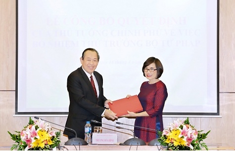 Phó Thủ tướng Trương Hòa Bình trao quyết định bổ nhiệm bà Đặng Hoàng Oanh, Vụ trưởng Vụ Hợp tác quốc tế (Bộ Tư pháp) giữ chức vụ Thứ trưởng Bộ Tư pháp - Ảnh: VGP/Lê Sơn