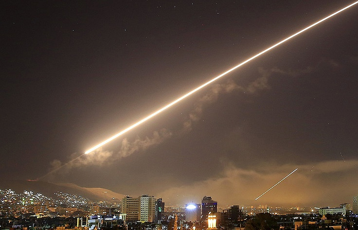   Tên lửa của liên quân trong cuộc không kích Syria ngày 14-4.