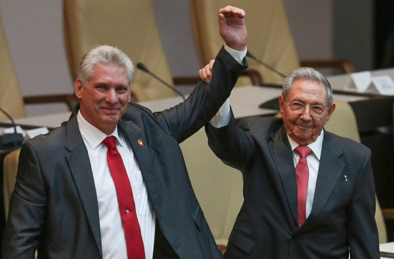 Đại tướng Raul Castro (phải) và tân Chủ tịch Hội đồng Nhà nước và Hội đồng Bộ trưởng Cuba Miguel Diaz-Canel Bermudez.