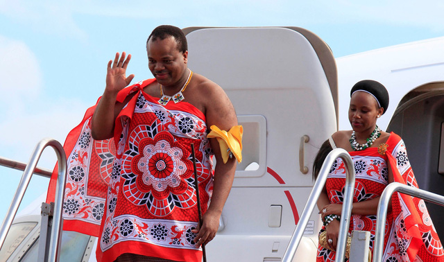 Quốc vương Mswati III của Swaziland và một trong những người vợ của ông trong chuyến công du Sri Lanka năm 2012 - Ảnh: REUTERS