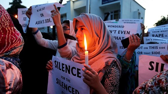 Học sinh biểu tình ngày 13-4-2018 phản đối vụ hiếp dâm và giết hại một bé gái 8 tuổi ở Kathua, Jammu-Kashmir, Ấn Độ. Ảnh: REUTERS