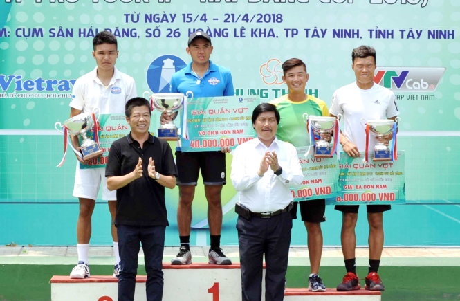Lý Hoàng Nam (thứ hai từ trái sang, hàng sau) đăng quang nội dung đơn nam VTF Pro Tour II. Ảnh: M.Q