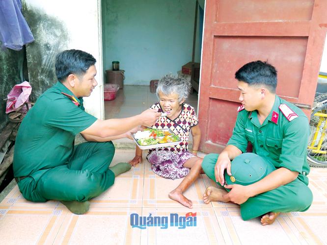 Hằng ngày, cán bộ, chiến sĩ Đại đội Pháo phòng không (Ban CHQS huyện Lý Sơn) đều đến nhà chăm sóc bữa ăn cho bà Dương Thị Nhượng.