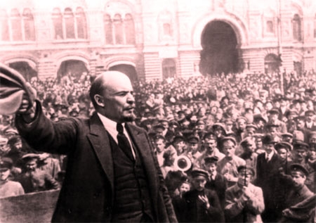 V.I.Lênin đọc diễn văn tại Quảng trường Đỏ ở Mátxcơva trước các đơn vị tham gia khóa huấn luyện quân sự toàn dân, ngày 25/5/1919. Ảnh CAND